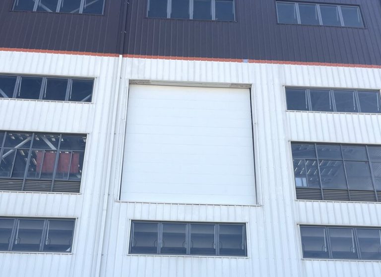 南京白云电气吊装口改造：美高提升门替代原卷帘门缩略图