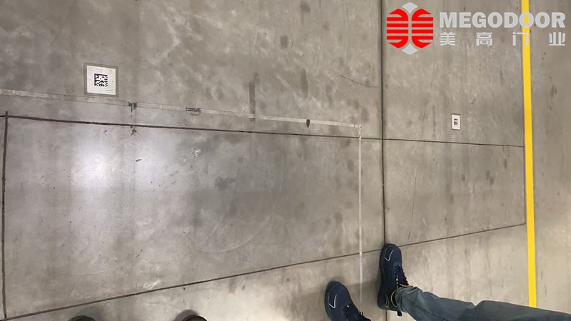 上海为什么越来越多工厂选择人车分流感应卷帘门?插图1 上海为什么越来越多工厂选择人车分流感应卷帘门?插图1