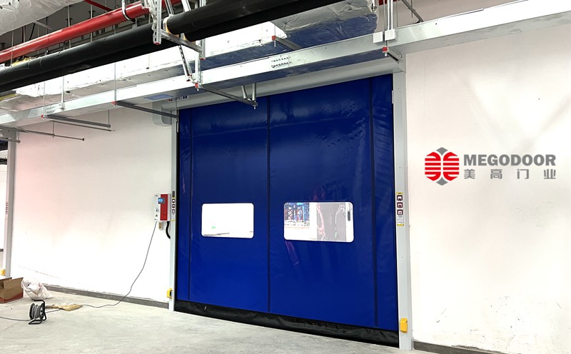 高性能工业PVC快速卷帘门:上海厂房智能隔离解决方案插图1 高性能工业PVC快速卷帘门:上海厂房智能隔离解决方案插图1