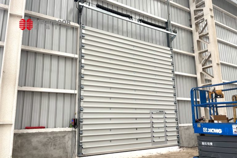 上海工厂电动门真的可以抗12级风吗？抗风提升门为什么越来越受工业企业关注缩略图